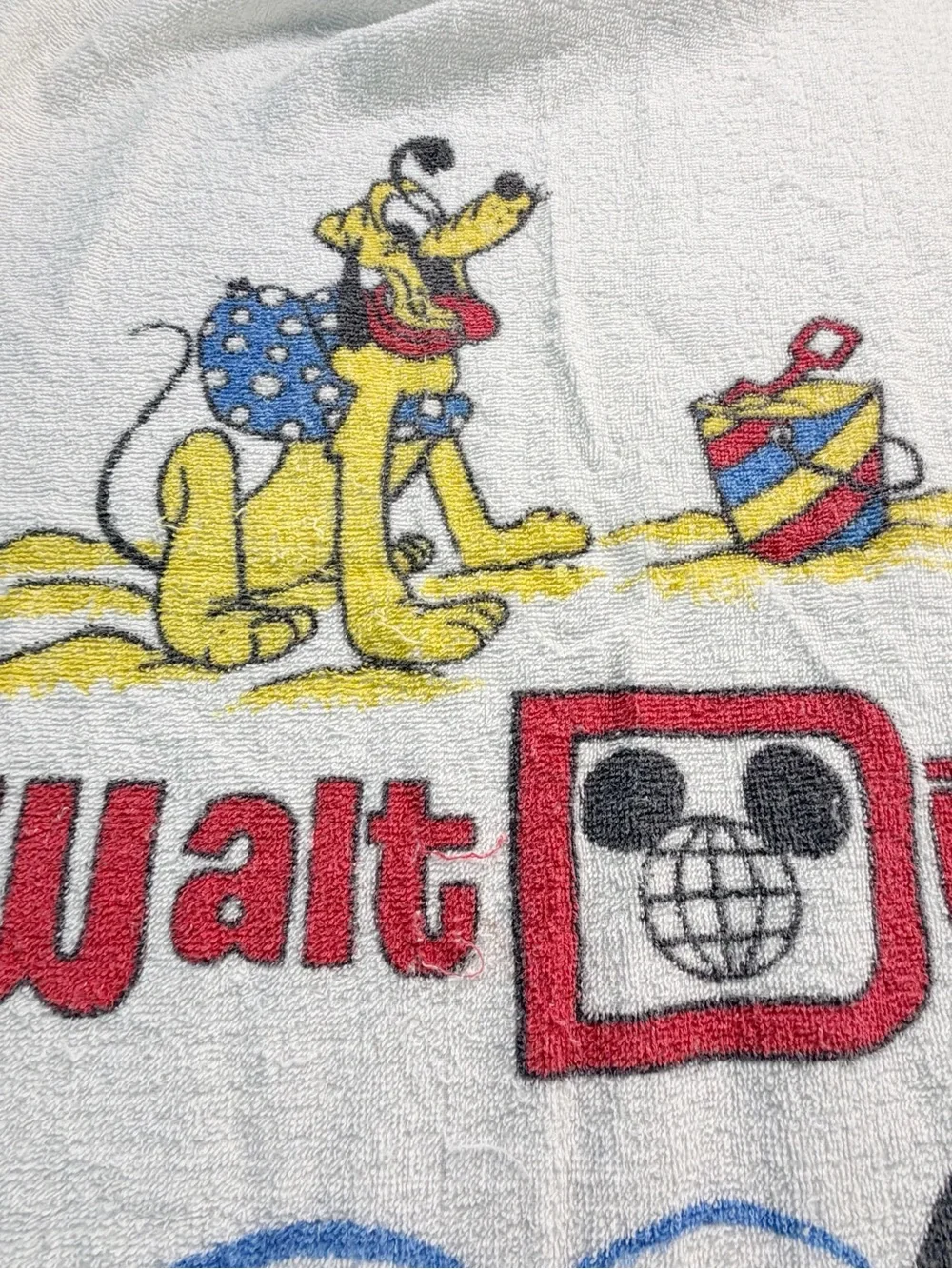 Vtg Walt Disney World Disneyland Exclusive Mickey & Friends Beach Towel Surfing